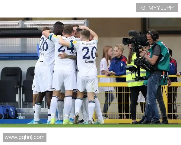 沙尔克德甲保级压力增大,四轮不胜形势愈发严峻 沙尔克德甲保级压力增大,四轮不胜形势愈发严峻